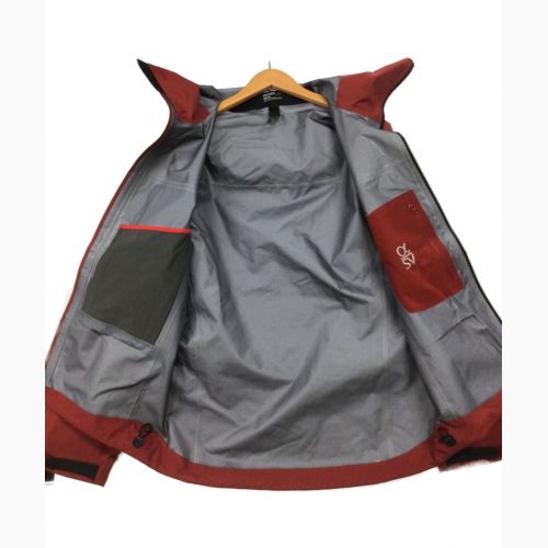 ARC'TERYX (アークテリクス) トレッキングウェア(ジャケット) メンズ SIZE XS レッド/オックスブラッド 中国製 2023年製 直営店限定カラー GORE-TEX アルファSVジャケット X000007555